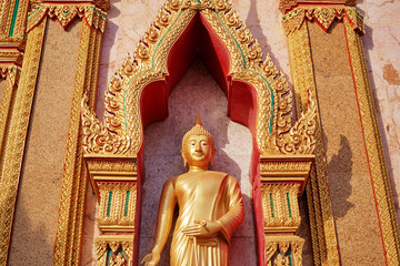 Obraz premium Golden statue of Buddha in thai temple..