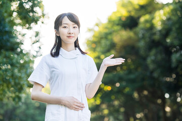 ポーズをする白衣の女性