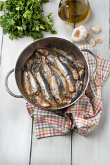 Pentola con deliziose sarde in umido 