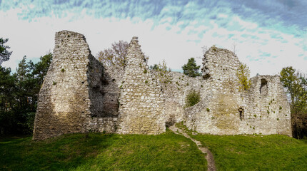 ruiny zamku w Bydlinie na Jurze Krakowsko - Częstochowskiej, Śląsk, Polska