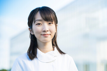 白衣の女性（看護師・歯科衛生士・サロン全般など医療イメージ）