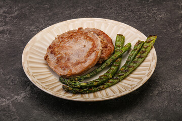 Grilled tuna steak with asparagus