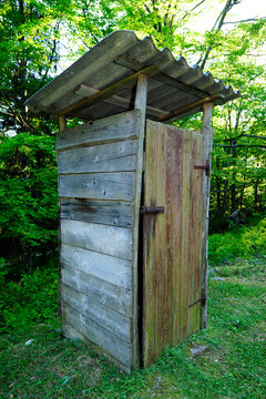h&ouml;lzernes Toilettenh&auml;uschen (Kroatien) // wooden toilet house (Croata)