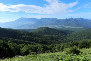 Fototapeta na wymiar 四阿山の登山道から山々を眺める