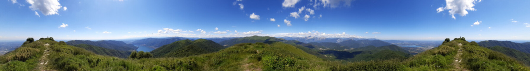 Fototapeta premium Bellissima vista panoramica sul lago dalla cima del monte Palanzone in Lombardia, viaggi e paesaggi in Italia