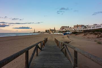 Una panorámica de Chipiona desde la playa de Regla.
