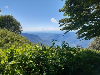 Vista panoramica sul lago dal monte Palanzone in Lombardia, viaggi e paesaggi in Italia