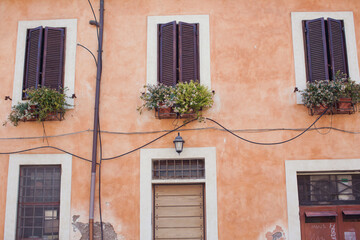 Fototapeta na wymiar Facade of old house in Rome