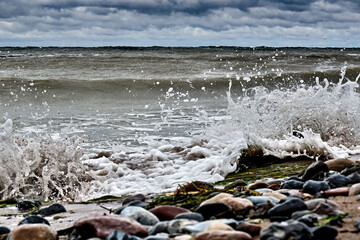 Herbstwetter am Steinstrand von Dranske auf der Insel Rügen. 