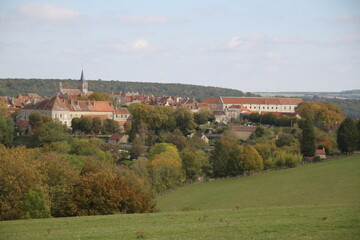 Village médiéval français et abbaye cistércienne 