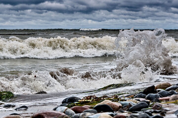 Herbstwetter am Steinstrand von Dranske auf der Insel Rügen. 