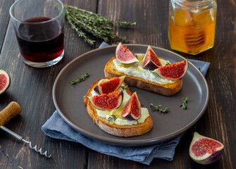 Bruschetta with figs, honey and cheese. Healthy eating. Vegetarian food.