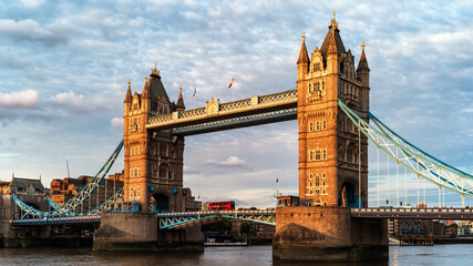 Fototapeta na wymiar Tower Bridge and the red bus