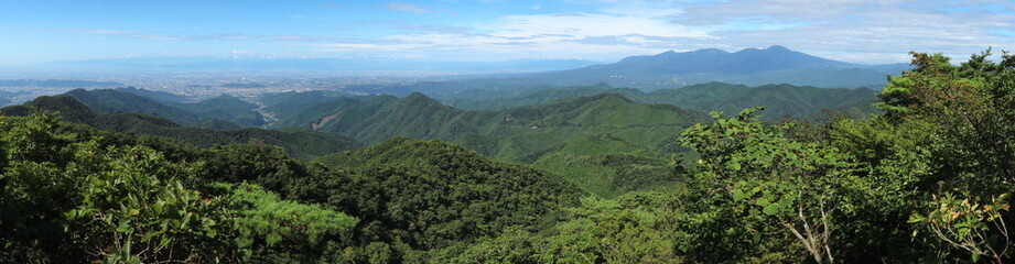 群馬県鳴神山から日本百名山「赤城山」を眺める