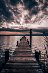 Chiemsee, Bayern, Herbst, Deutschland mit den Alpen im Hintergrund