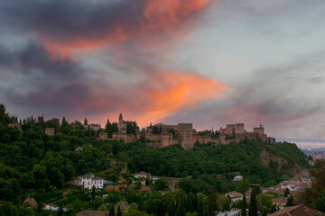 Fototapeta na wymiar hermoso atardecer en la alhambra de Granada, Andalucía 