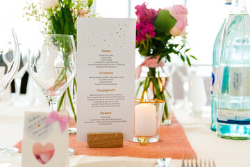 dekorierter Hochzeitstisch mit Menükarte