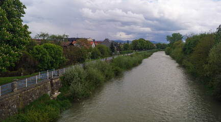 Fototapeta na wymiar rzeka w mieście