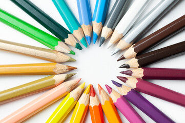 Naklejka premium a palette of pencils lies on a white background, top view