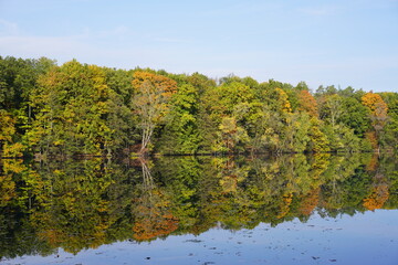 Sonnige, bunte Herbstlandschaft am Schlachtensee in Berlin