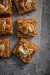 Morceaux de tarte au pomme maison amande cannelle