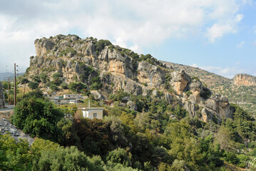 Fototapeta na wymiar Le rocher de Kastellos à Kalamafka près d'Iérapétra en Crète
