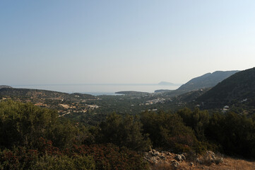 Fototapeta na wymiar La ville d'Iérapétra en Crète vue depuis les environs de Prina