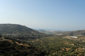 Fototapeta na wymiar La ville d'Iérapétra en Crète vue depuis les environs de Prina