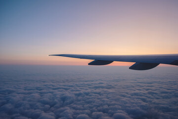 Obraz premium airplane wing in front of a beautiful sunrise