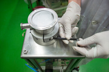 Disassembling the semi-automatic cream filling machine by hand,cream filling machine