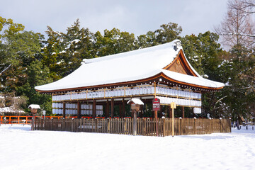 Obraz premium 雪の中の上賀茂神社の細殿