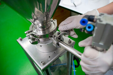 Disassembling the semi-automatic cream filling machine by hand,cream filling machine