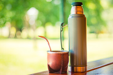 Mate y termo en el campo, una infusion que es parte de la  cultura del sur de america en especial de Argentina y Uruguay