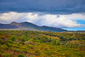 Naklejka na ściany i meble Schöne Berglandschaft in der Wüste des Agriates mit dramatischem Himmel, nähe Saint Florent Korsika