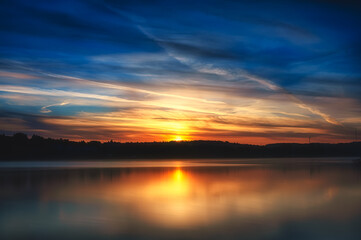 Fototapeta na wymiar Stimmungsvoller Sonnenaufgang an einem See