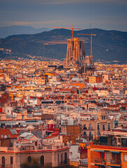Vista panorámica de la Sagrada Familia y de la ciudad de Barcelona, España 2020