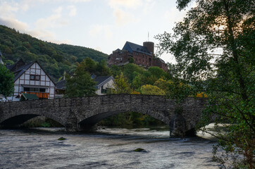 Fototapeta na wymiar Historische Brücke und Burg bei Heimbach in der Eifel