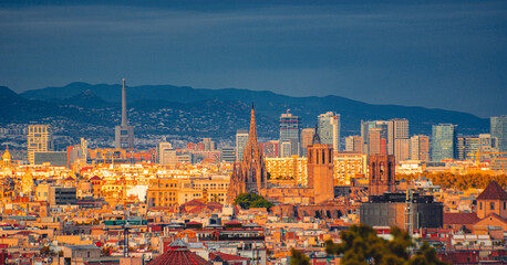Fototapeta na wymiar Vista panorámica de la Sagrada Familia y de la ciudad de Barcelona, España 2020