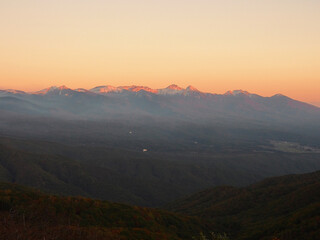 Fototapeta na wymiar 夕陽を浴びて輝く山頂の新雪(八ヶ岳)