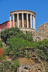 Obraz premium Tivoli - Parco Villa Gregoriana, vista sul tempio della Sibilla