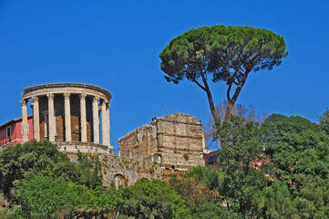Tivoli - Parco Villa Gregoriana,  vista sul tempio della Sibilla