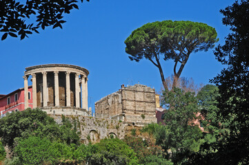 Tivoli - Parco Villa Gregoriana,  vista sul tempio della Sibilla