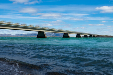 Fototapeta na wymiar Islande, pont et lac olfusa, Eyrarbakkavegur