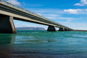 Fototapeta na wymiar Islande, pont et lac olfusa, Eyrarbakkavegur