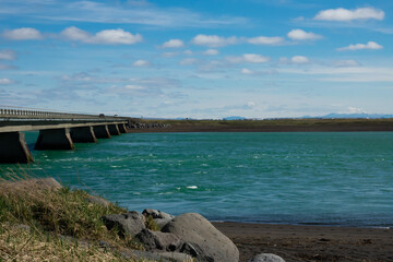 Obraz na płótnie Canvas Islande, pont et lac olfusa, Eyrarbakkavegur