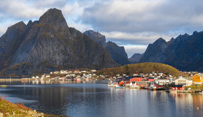 Fototapeta na wymiar Reine, wioska rybacka na Lofotach w Norwegii, przykładowe zdjęcia 