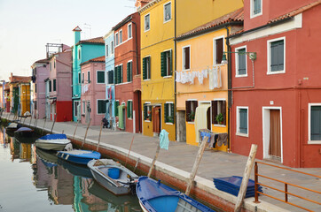 Fototapeta na wymiar Picturesque Burano is known for its brightly colored fishermen's houses and its casual eateries serving seafood.