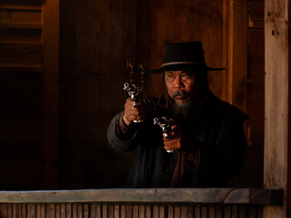 Western cowboys are using guns to fight to protect themselves in the tavern, On the land that the law has not yet reached