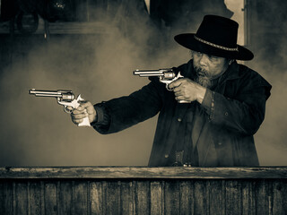 Western cowboys are using guns to fight to protect themselves in the tavern, On the land that the law has not yet reached
