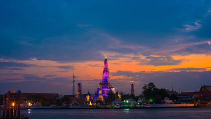Fototapeta na wymiar Wat arun temple of dawn sunset colorful sky cloud